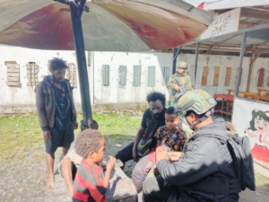 Respons Cepat Satgas Yonif 743/PSY Berikan Layanan Kesehatan Langsung untuk Masyarakat Puncak Jaya