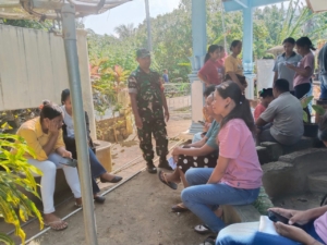 Tingkatkan Keamanan Wilayah, Babinsa Kodim 1602/Ende Sambangi Warga Watusipi