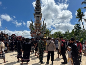 Optimalkan Pengamanan, Babinsa Batukandik Sukseskan Ngaben Masal