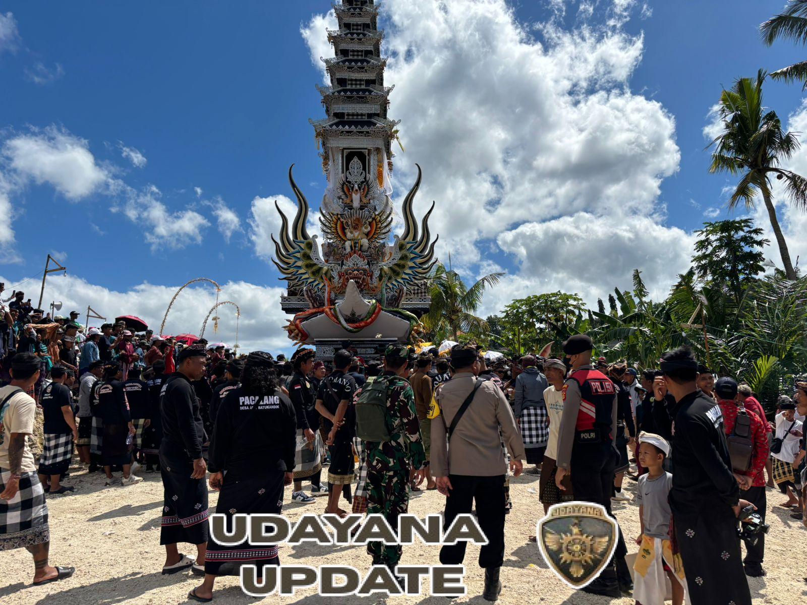 Optimalkan Pengamanan, Babinsa Batukandik Sukseskan Ngaben Masal