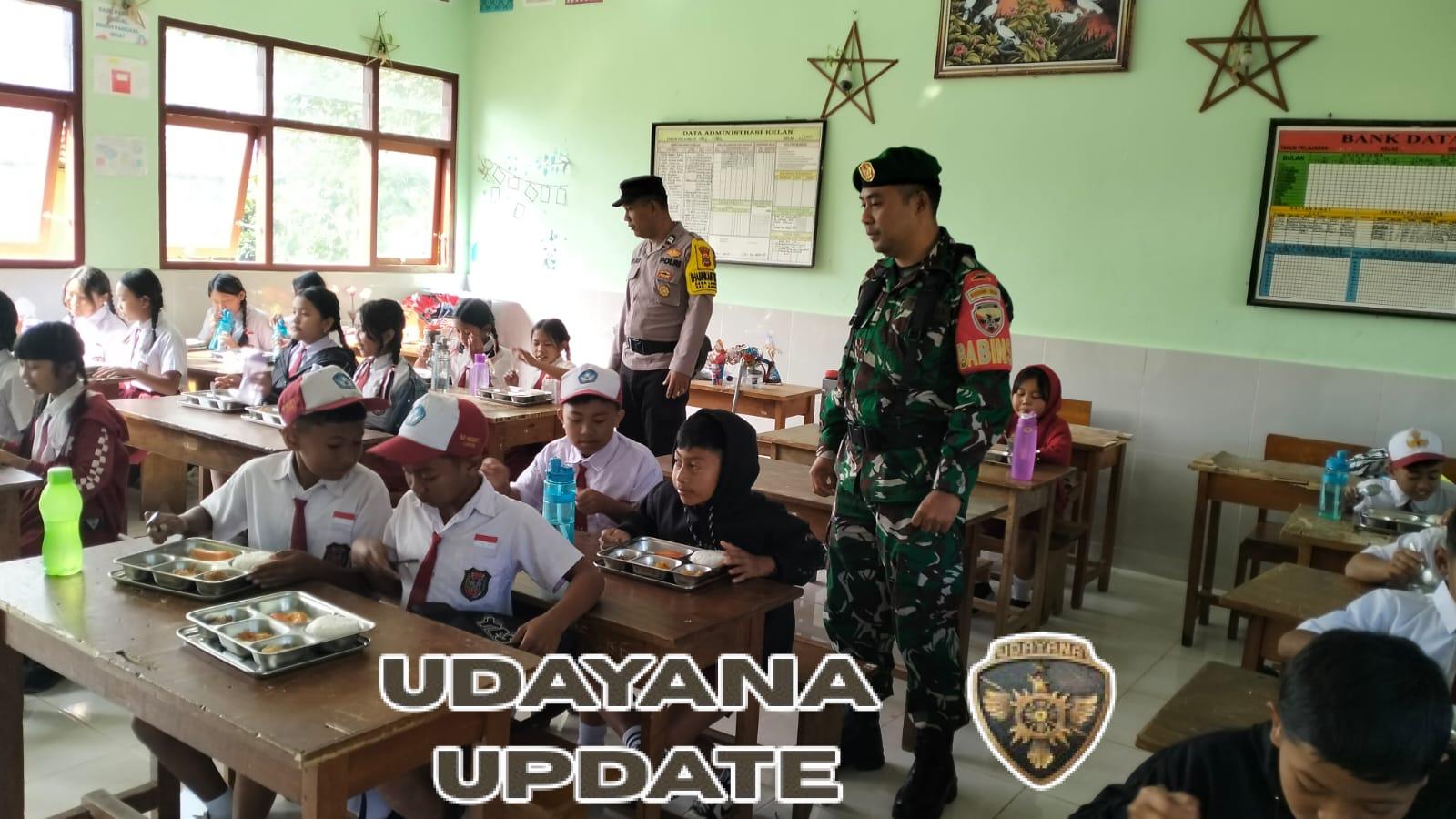 Hari Pertama Sekolah, Babinsa Landih Dampingi Kembali Beroperasinya Program MBG