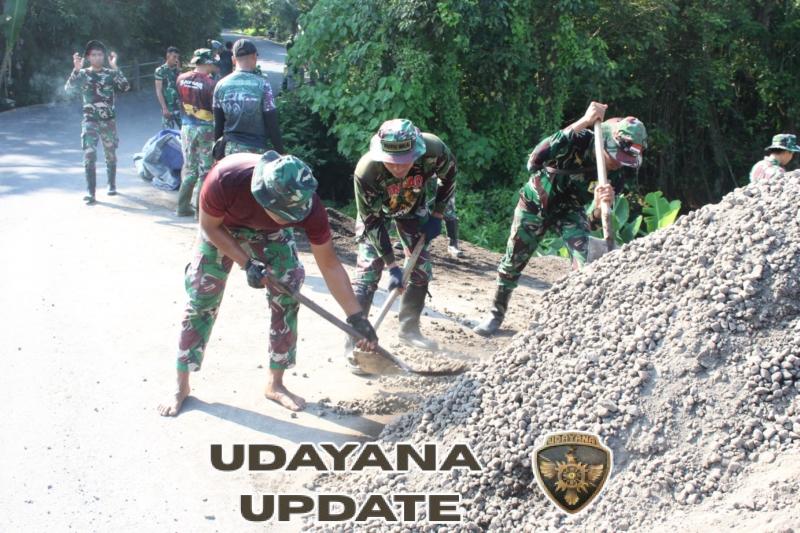 Di Bawah Komando Dan SSK, Jalan Tani dan Saluran Air di Desa Batuan Dikebut Satgas TMMD