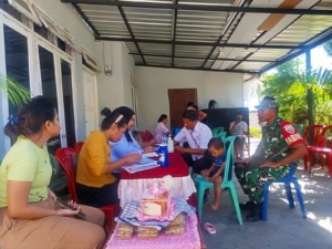 Babinsa Fatululi Kawal Posyandu, Perkuat Peran TNI dalam Layanan Kesehatan Masyarakat