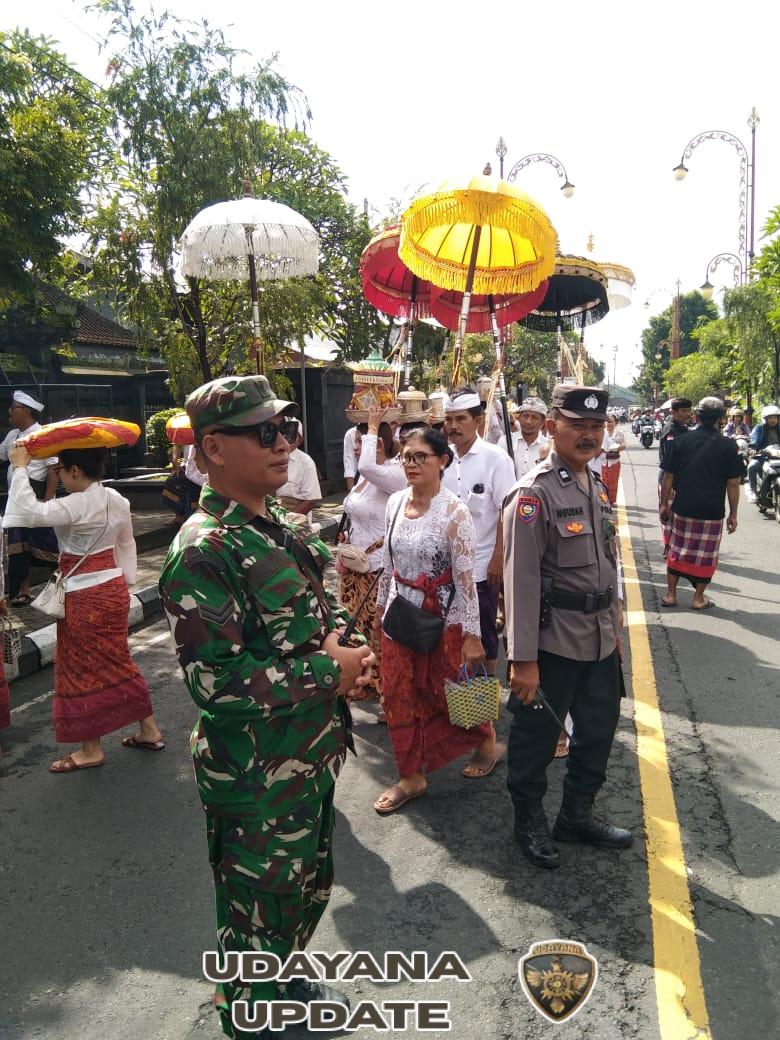 Babinsa Gianyar Bersinergi Amankan Upacara Nyangling ke Beji Tukad Cangkir