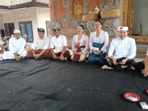 Sertu I Wayan Rana, Babinsa Pengiangan Ikut Langsung Dalam Kegiatan Adat di Wilayah Binaan