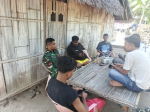 Bangun Kepercayaan Publik, Babinsa Kodim 1602/Ende Laksanakan Komsos di Wilayah Binaan