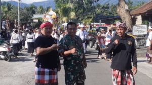 Babinsa Desa Pangkung Paruk Serma Gede Juliana Pastikan Upacara Pengabenan Wayan Wirnata Kondusif