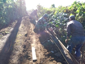 Gotong Royong Babinsa dan Warga Wujudkan Akses Jalan Lebih Baik
