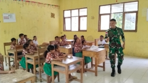 Satgas Yonif 741/GN Pos Fatuha Terjun Mengajar di SD Inpres Fatuha