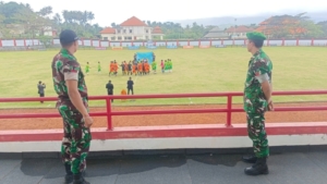 Personel Kodim 1623/Karangasem laksanakan pengamanan Kejuaraan Sepak Bola Piala Soeratin U-17.