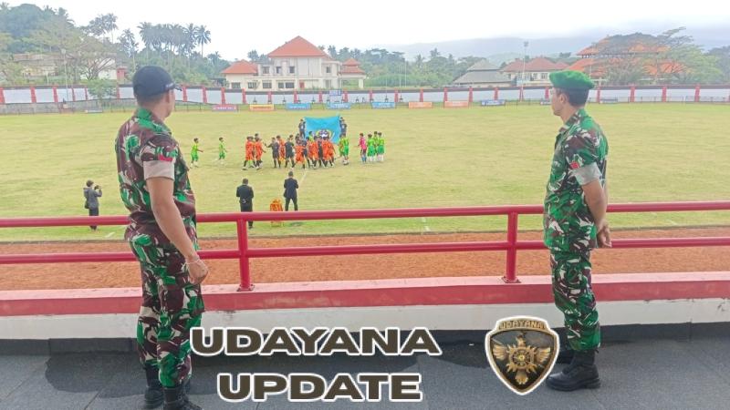 Personel Kodim 1623/Karangasem laksanakan pengamanan Kejuaraan Sepak Bola Piala Soeratin U-17.