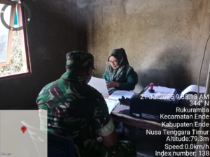 Babinsa Kodim 1602/Ende Lakukan Pendataan Jumlah Penduduk di Desa Rukuramba