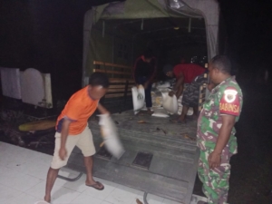 Babinsa Ende Turut Awasi Penyaluran Beras Cadangan Pemerintah ke Desa-Desa Binaan