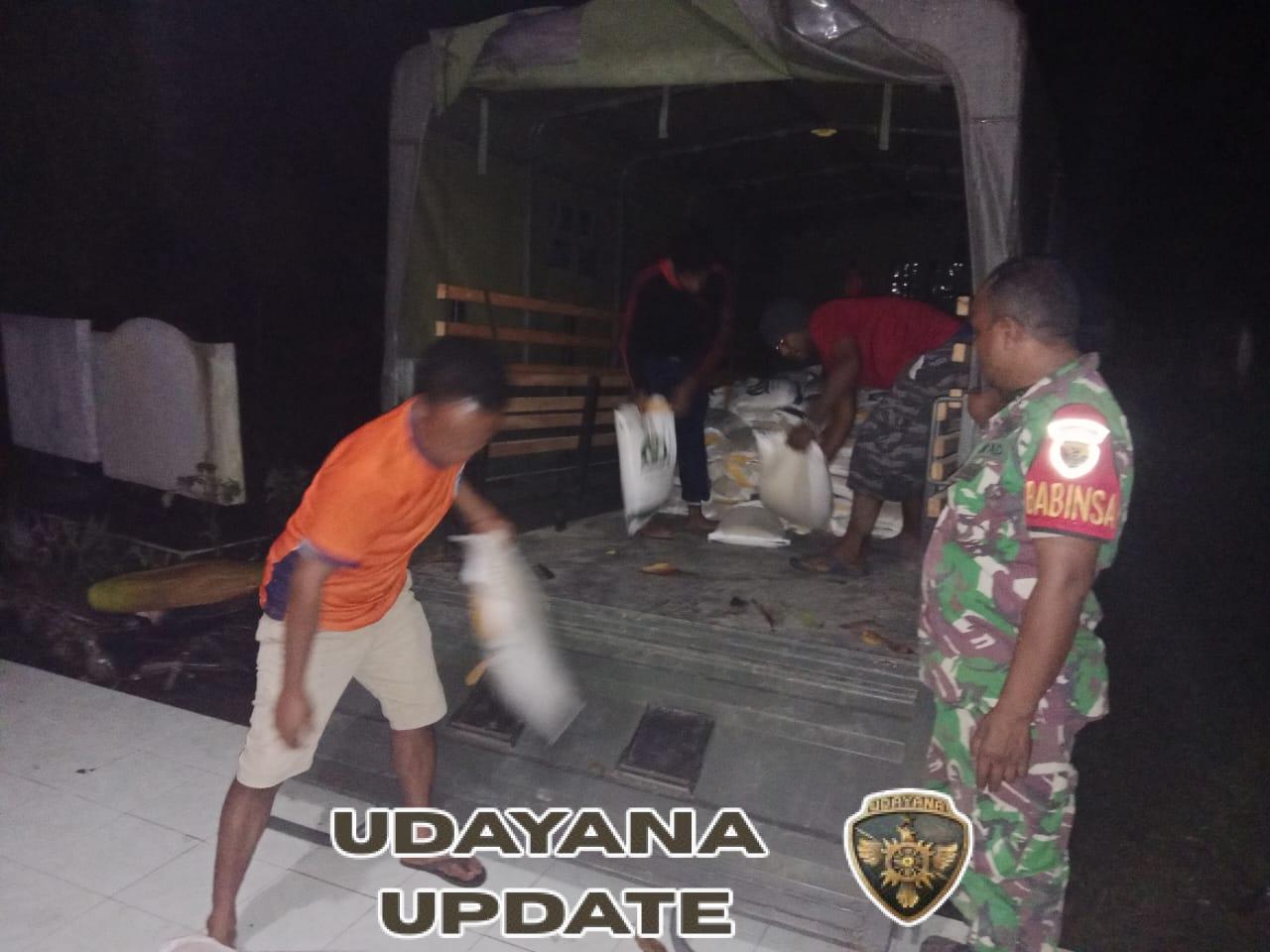 Babinsa Ende Turut Awasi Penyaluran Beras Cadangan Pemerintah ke Desa-Desa Binaan