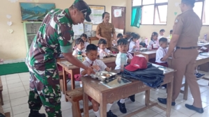Pendistribusian Makanan Bergizi Gratis untuk Anak Sekolah Dapat Pengawalan dari Babinsa