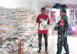 Masyarakat Desa Pelaga Terima Beras Bulog, Babinsa Lakukan Pendampingan