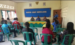 Babinsa Serma La Ngkawea Aktif Ikut Rapat Persiapan HUT RI ke-80 di Kecamatan Hewokloang