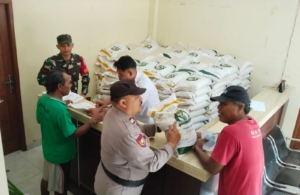 Bersama Bhabinkamtibmas, Babinsa Singakerta Jaga Ketertiban Penyaluran Bantuan Pangan