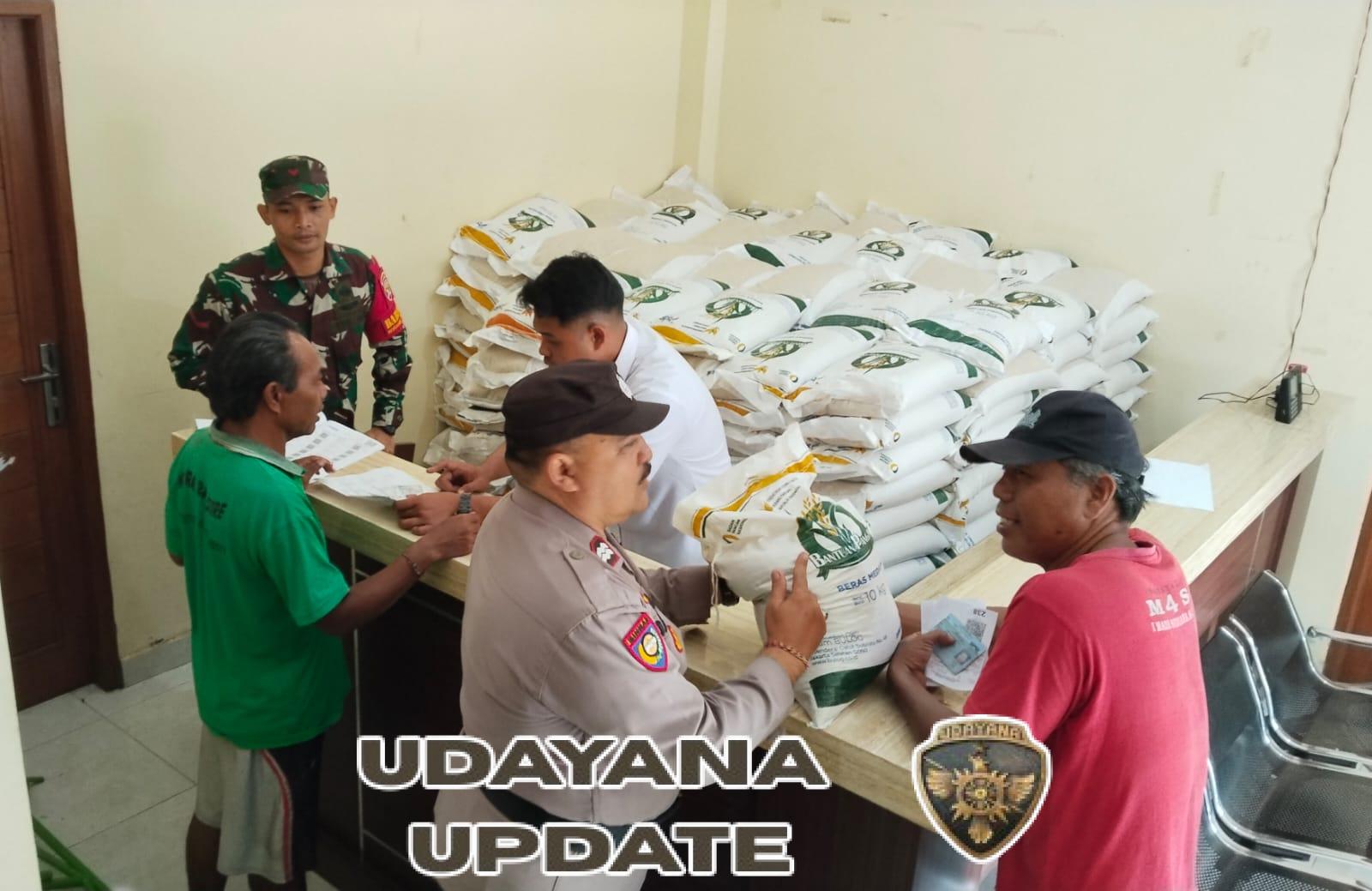 Bersama Bhabinkamtibmas, Babinsa Singakerta Jaga Ketertiban Penyaluran Bantuan Pangan