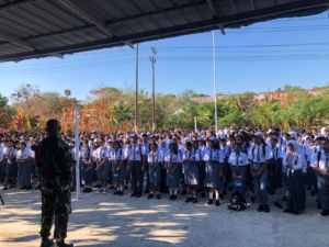 Babinsa Dan Polisi Ingatkan Disiplin Siswa Di Sekolah