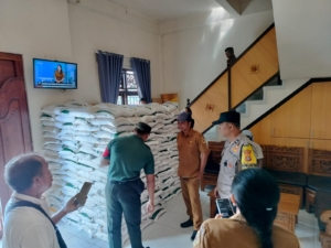 Babinsa Bersama Bhabinkamtibmas Pastikan Bantuan Beras Tepat Sasaran di Payangan