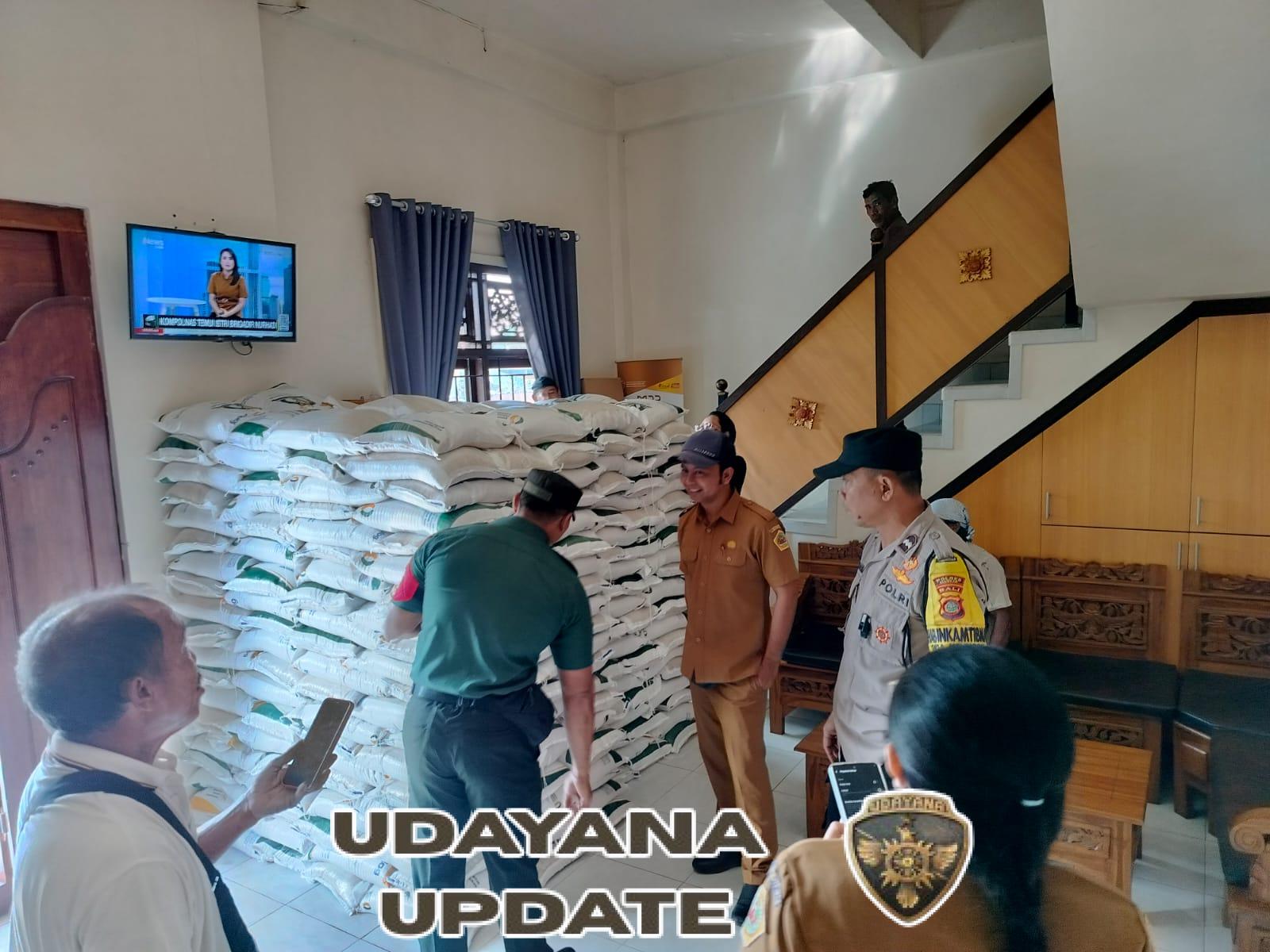 Babinsa Bersama Bhabinkamtibmas Pastikan Bantuan Beras Tepat Sasaran di Payangan