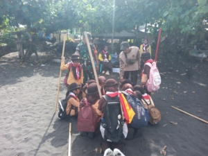 Kehadiran Babinsa Kodim 1602/Ende Perkuat Rasa Aman Siswa SDI Ende 1 Saat Kegiatan Pramuka