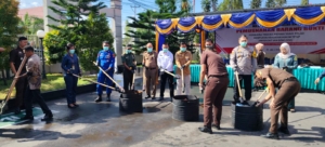 Kejari Ende Musnahkan Barang Bukti Narkotika dan Bom Ikan, Kodim 1602 Turut Hadir