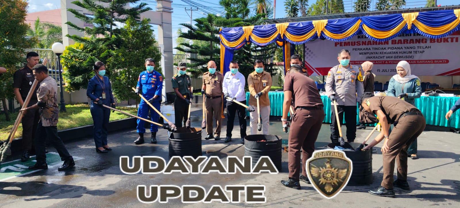 Kejari Ende Musnahkan Barang Bukti Narkotika dan Bom Ikan, Kodim 1602 Turut Hadir