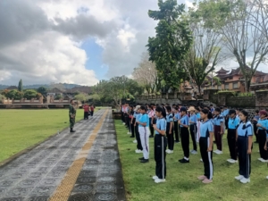 Pelajar MPLS, di latihkan PBB oleh Anggota Kodim 1623/Karangasem