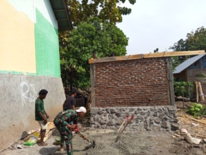 Babinsa Koramil 04/Apui Turun Tangan Bangun Bak Penampung Semur Bor