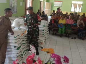 Babinsa Koramil 01/Loli Pastikan Lancarnya Penyaluran Beras Rawan Pangan di Desa Karekanduku