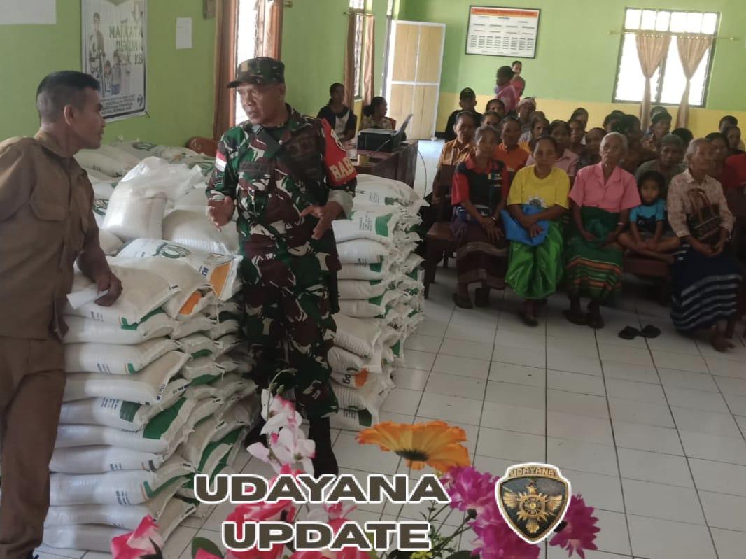Babinsa Koramil 01/Loli Pastikan Lancarnya Penyaluran Beras Rawan Pangan di Desa Karekanduku