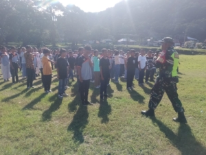 Tanamkan Disiplin Sejak Dini, Babinsa Koramil 1602-02 Bina Siswa SMP Negeri 2 Wolowaru