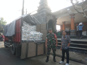 Babinsa Bersinergi dengan Pemerintah Desa Kedisan Amankan Penyaluran Bantuan Pangan