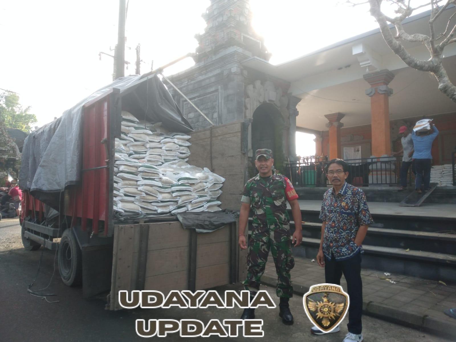 Babinsa Bersinergi dengan Pemerintah Desa Kedisan Amankan Penyaluran Bantuan Pangan