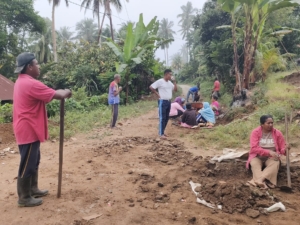 Cegah Longsor dan Tingkatkan Akses, Babinsa Ende Gotong Royong Bangun TPT Bersama Warga