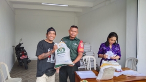 Pengamanan Humanis Babinsa Warnai Penyaluran Beras Kemensos di Gianyar