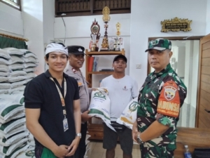 Sertu I Made Surita Dampingi Distribusi Beras CBP kepada 387 KK di Ubud