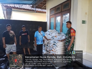 Dandim Klungkung Pimpin Pengawalan Droping Bantuan Beras dengan Terjunkan Babinsa