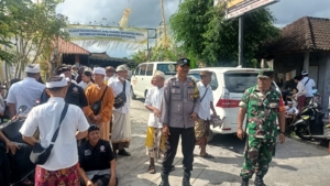Kolaborasi Serka Yulianta dengan Bhabinkamtibmas: Menjaga Keamanan Upacara Atma Wedana dan Manusia Yadnya Kinembulan