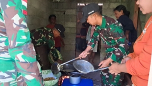 Satgas Pos Mahen Berbagi Cara Pembuatan Keripik Untuk Warga Desa Dualasi