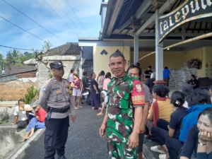 Sigap dan Humanis, Babinsa Tegallalang Pastikan Bantuan Pangan Tepat Sasaran