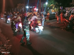 Wujudkan Rasa Aman, Babinsa Lebih Atur Lalin Saat Persembahyangan Warga