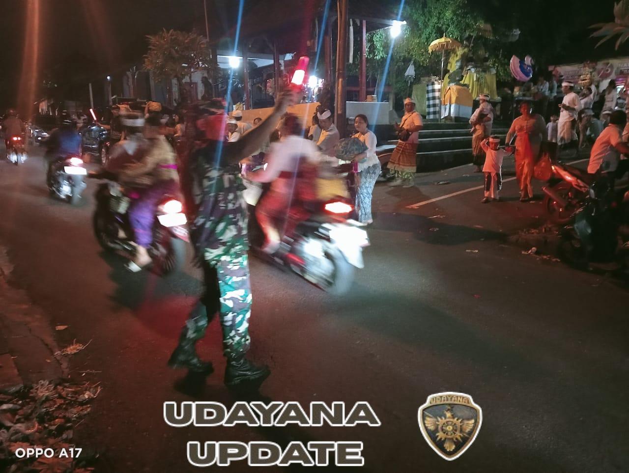 Wujudkan Rasa Aman, Babinsa Lebih Atur Lalin Saat Persembahyangan Warga