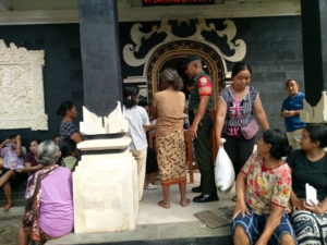 Babinsa Koramil 1616-07 Dampingi Penyaluran Beras CBP bulan Juni dan Juli  2025 di Desa Kelusa