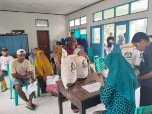 Bersama Lurah dan Bulog, Babinsa Ende Pastikan Penyaluran BPC Berjalan Tertib