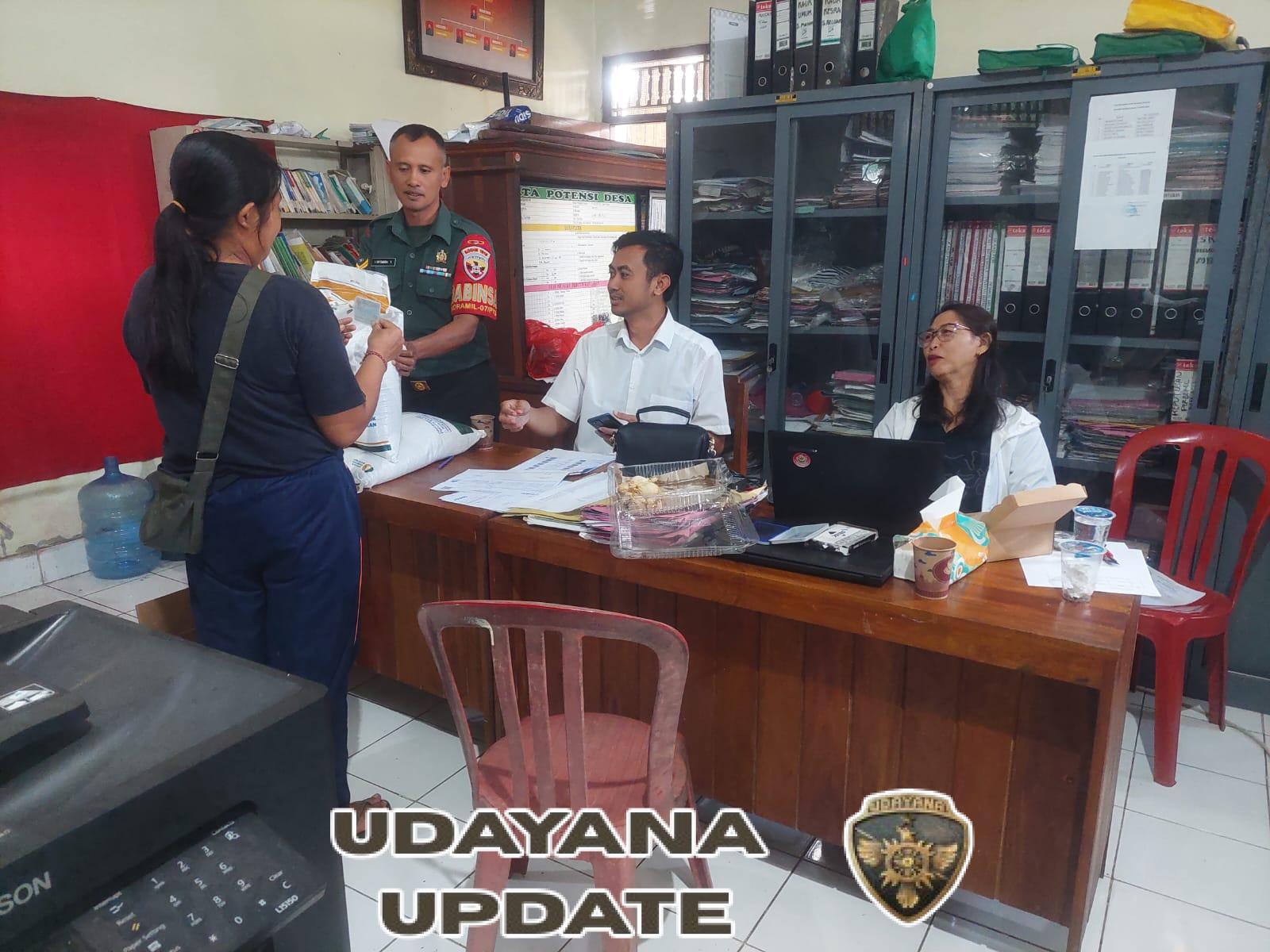 Tanggap Sosial, Babinsa Melinggih Kelod Hadir Kawal Bantuan Pangan Pemerintah