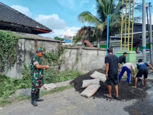 Antisipasi Bahaya Jalan Berlubang, Koramil 1615-11/Aikmel Gelar Gotong Royong
