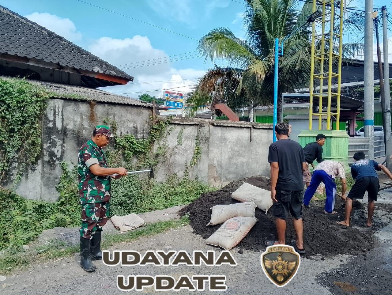 Antisipasi Bahaya Jalan Berlubang, Koramil 1615-11/Aikmel Gelar Gotong Royong